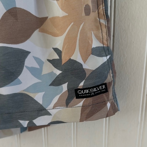Like New! Quiksilver Floral Print Board Shorts sz M - Picture 5 of 8